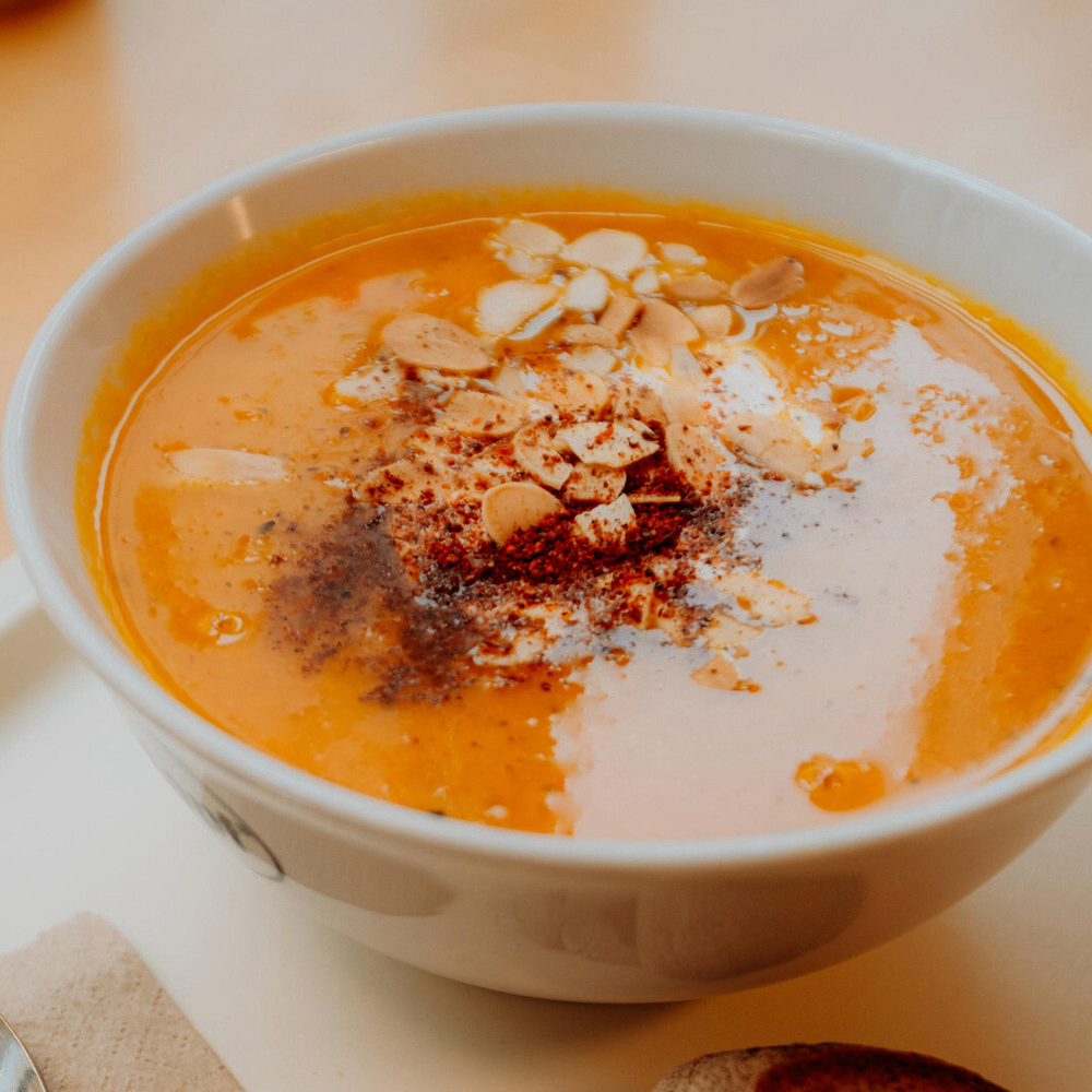 Orientalische Karottensuppe mit gerösteten Mandeln