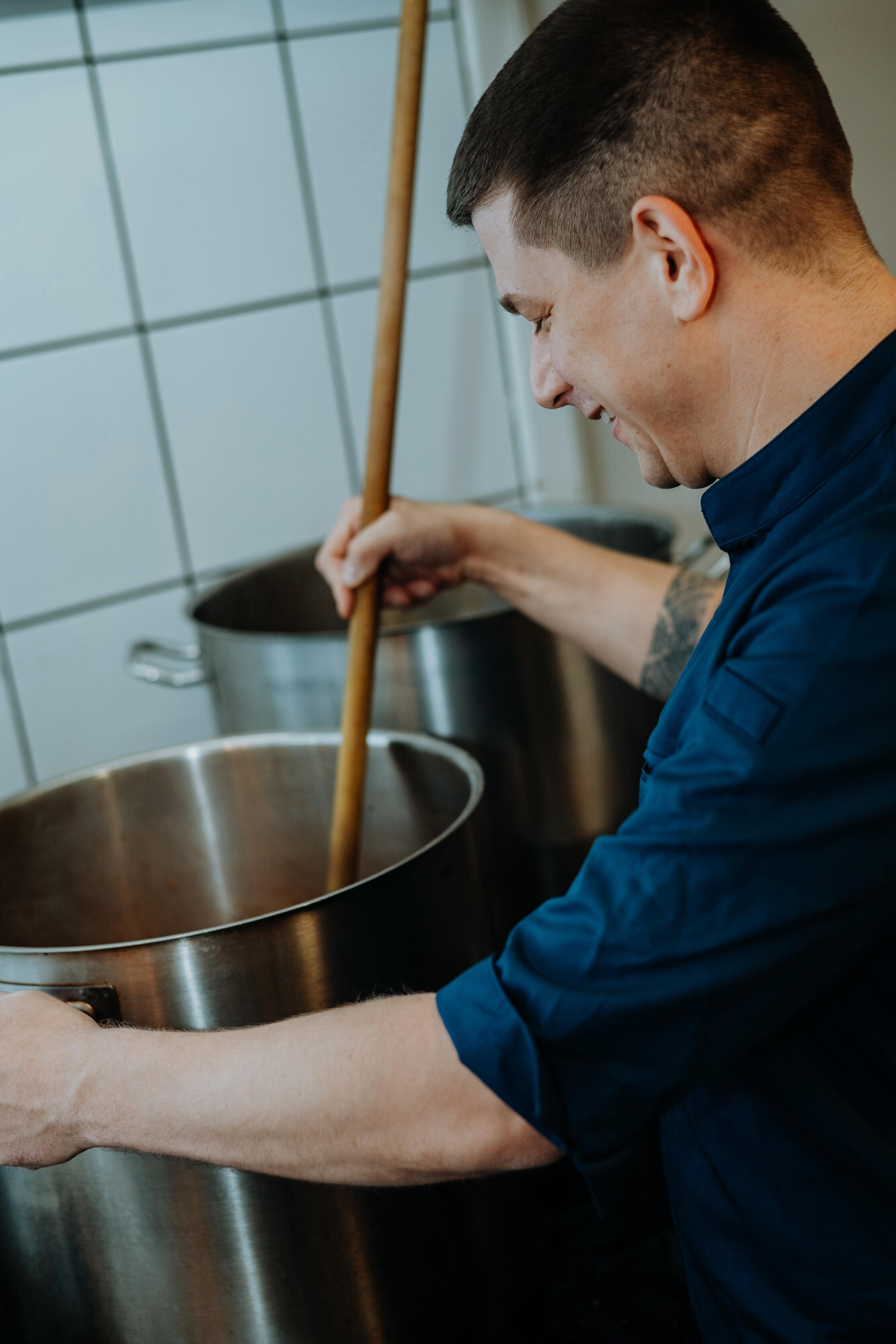 Jan Wacha rührt Suppe im großen Topf