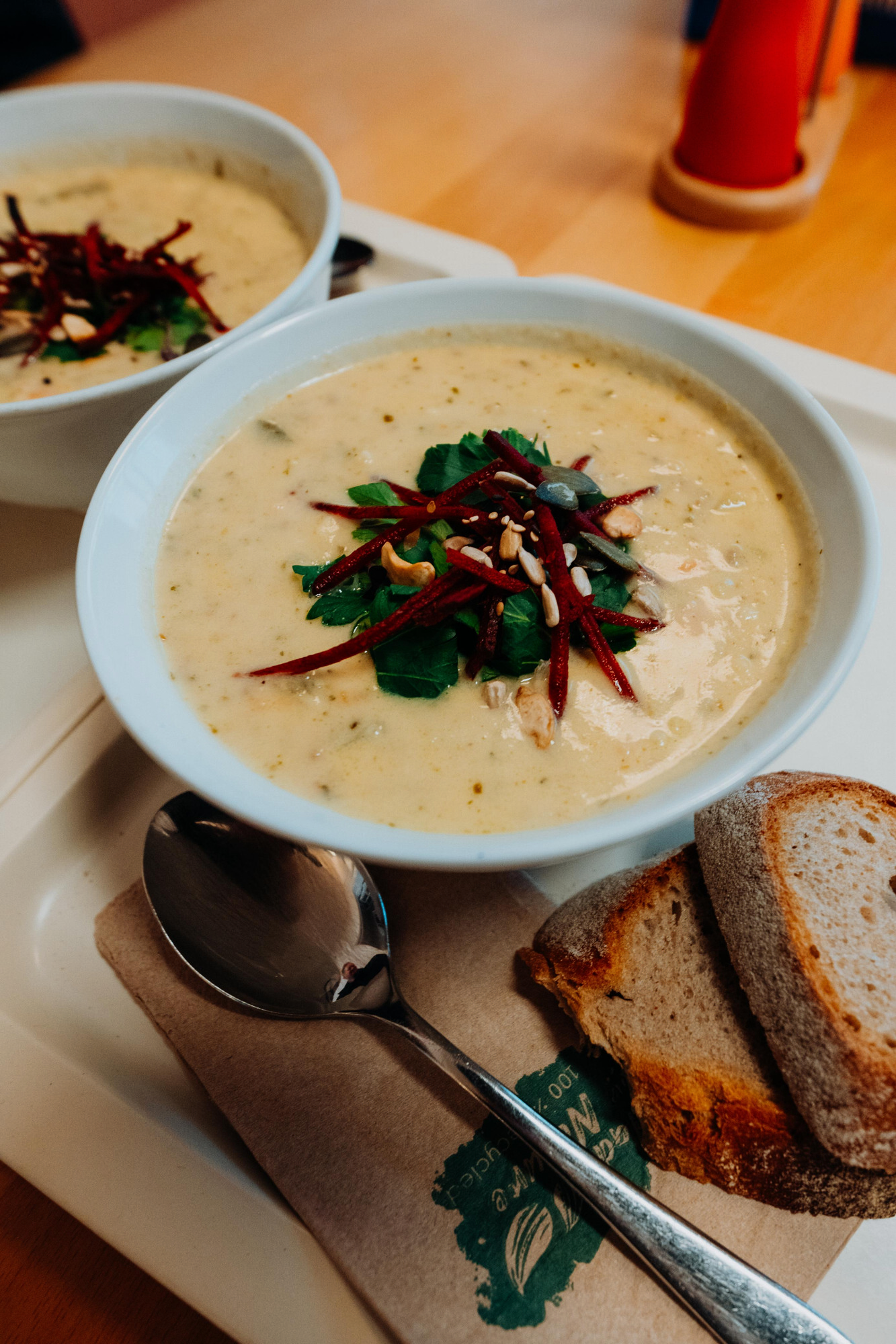 Suppe mit Brot und Toppings – alles inklusive