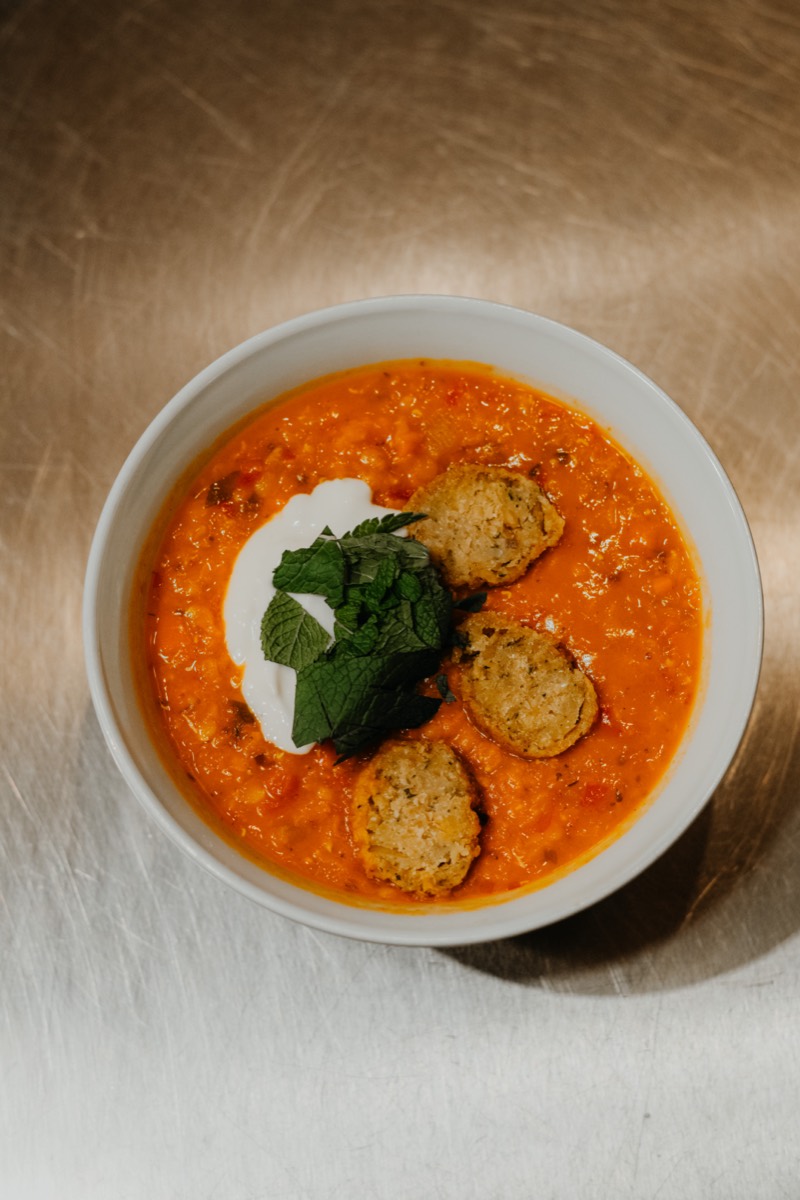 Hausgemachte Linsensuppe mit Joghurt und frischen Kräutern – von oben fotografiert