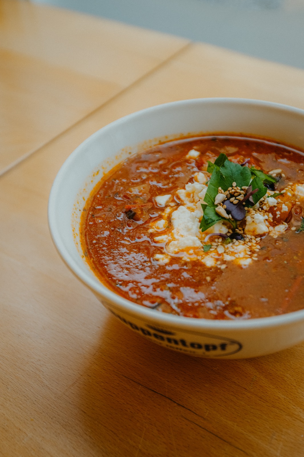 Tomatensuppe mit Feta und frischen Kräutern
