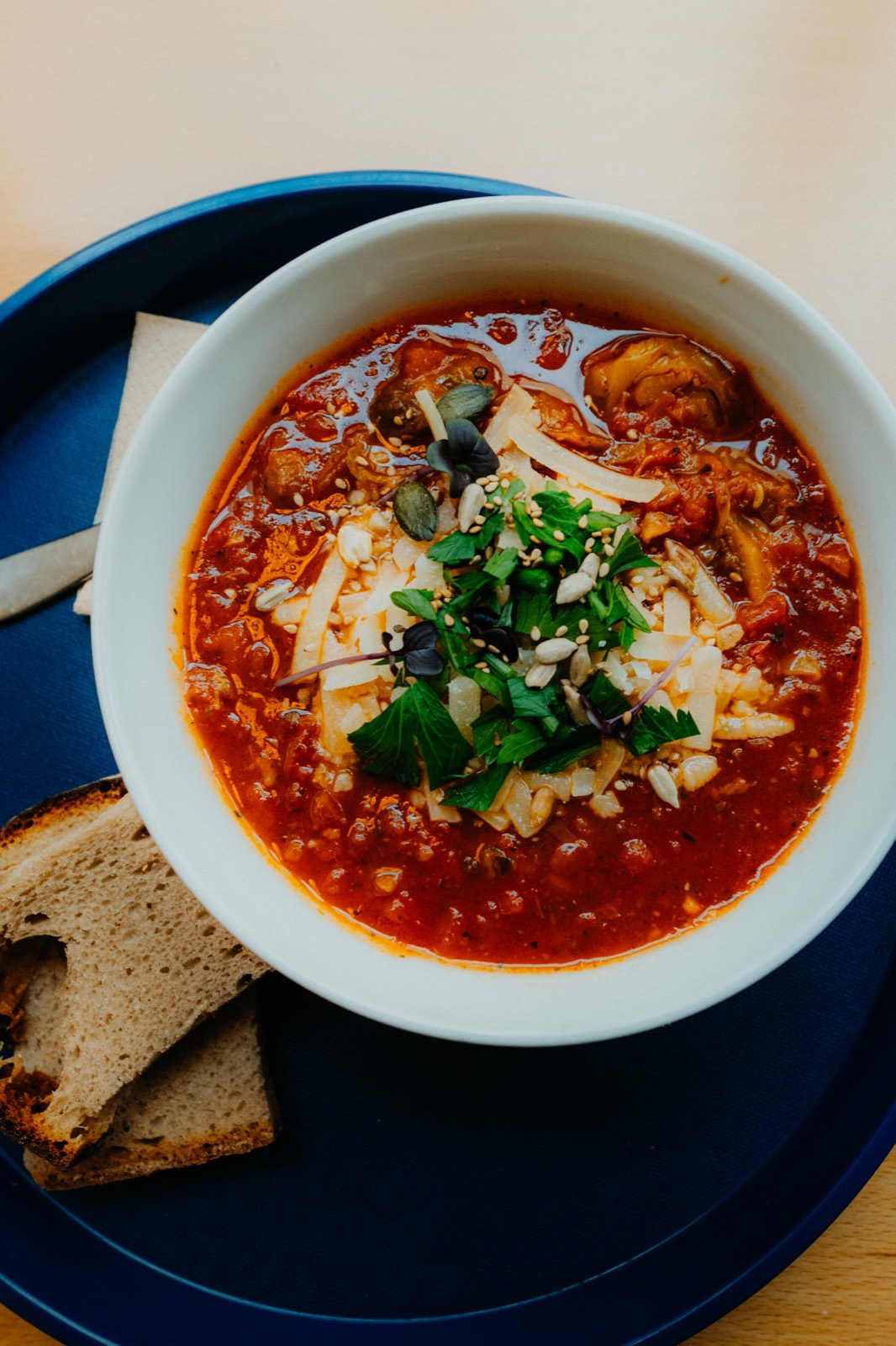 Kräftige Tomatensuppe mit Topping